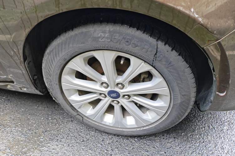Used Ford Escort 2015 1.5L Manual Fashion Edition Right Front Wheel Hub