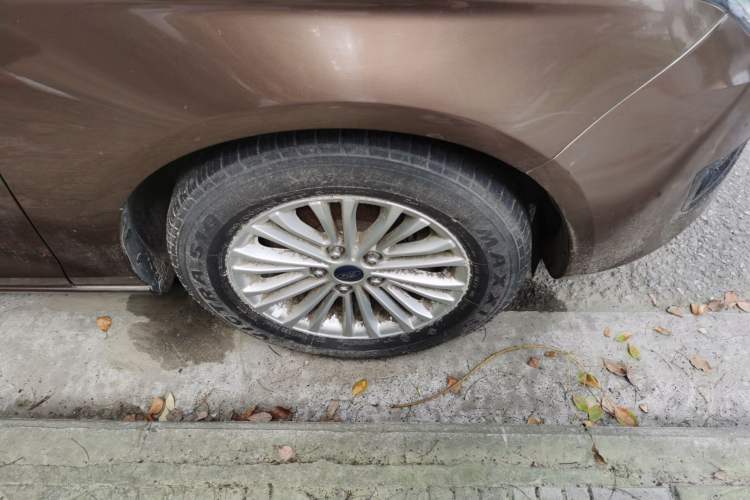 Used Ford Escort 2015 1.5L Manual Comfort Model Right Front Wheel Hub