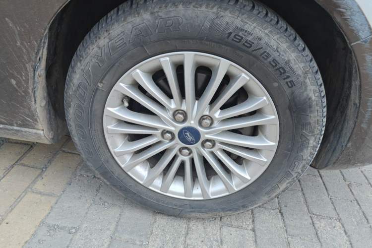 Used Ford Escort 2015 1.5L Manual Comfort Model Right Front Wheel Hub