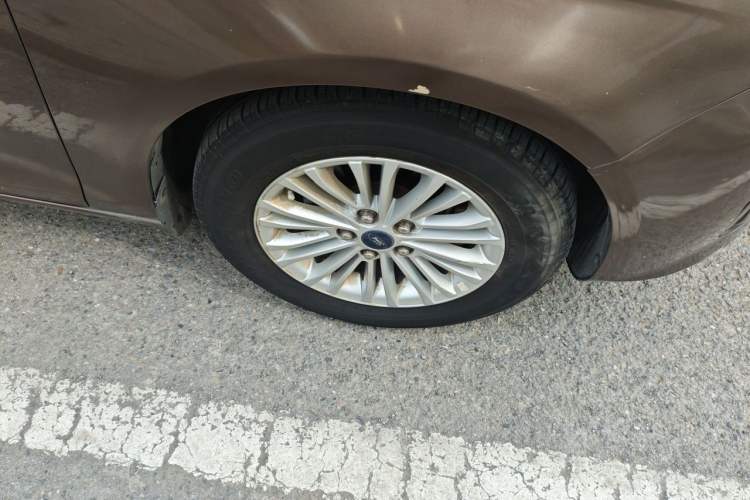 Used Ford Escort 2015 1.5L Manual Comfort Model Right Front Wheel Hub