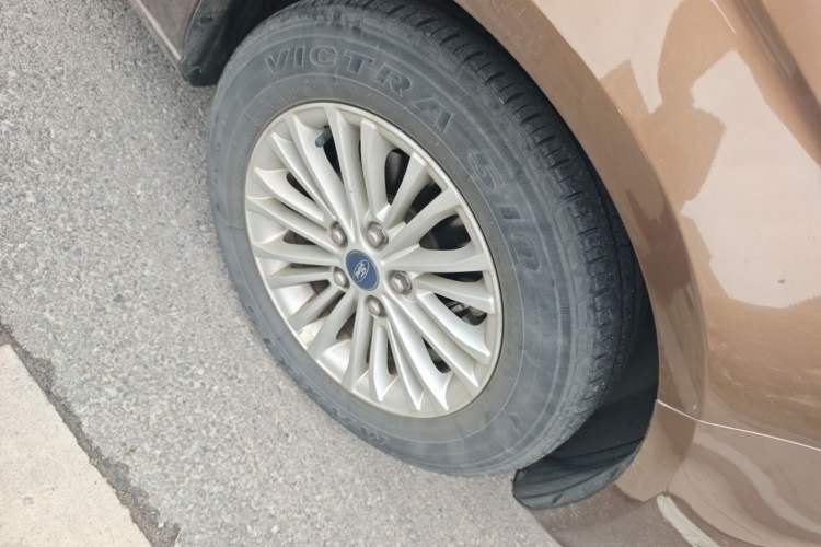 Used Ford Escort 2015 1.5L Manual Comfort Model Right Front Wheel Hub