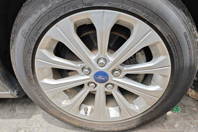 Used Ford Escort 2015 1.5L Automatic Fashion Model Right Front Wheel Hub