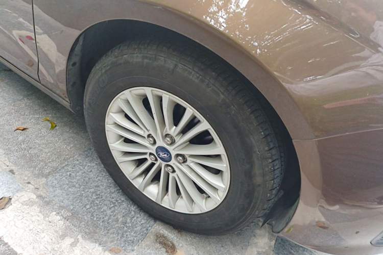 Used Ford Escort 2015 1.5L Automatic Comfort Edition Right Front Wheel Hub