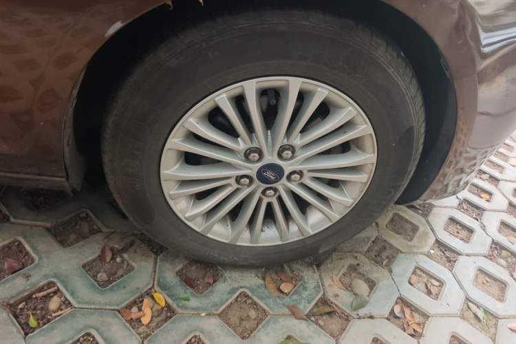 Used Ford Escort 2015 1.5L Automatic Comfort Edition Right Front Wheel Hub