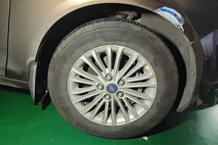 Used Ford Escort 2015 1.5L Automatic Comfort Edition Right Front Wheel Hub