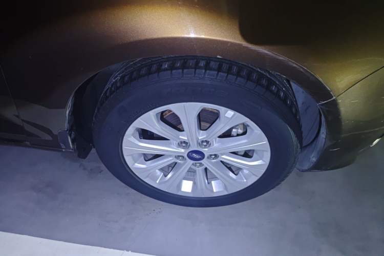 Used Ford Escort 2015 1.5L Automatic Fashion Model Right Front Wheel Hub