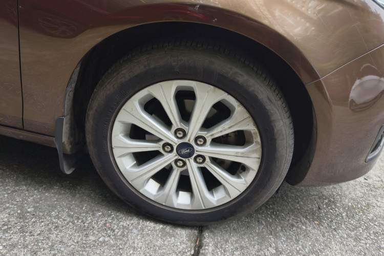 Used Ford Escort 2015 1.5L Automatic Fashion Model Right Front Wheel Hub