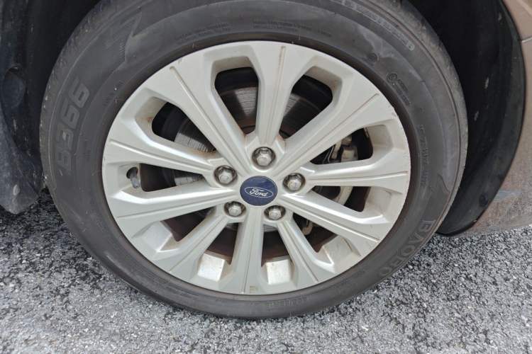 Used Ford Escort 2015 1.5L Automatic Fashion Model Right Front Wheel Hub