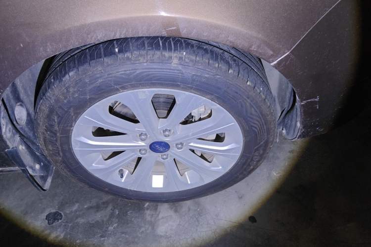 Used Ford Escort 2015 1.5L Automatic Fashion Model Right Front Wheel Hub