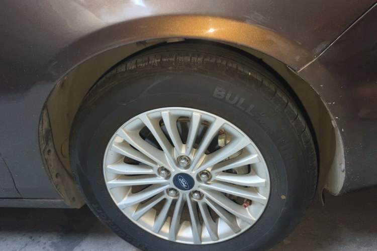 Used Ford Escort 2015 1.5L Manual Comfort Model Right Front Wheel Hub