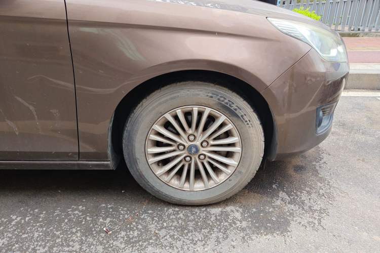 Used Ford Escort 2015 1.5L Manual Comfort Model Right Front Wheel Hub