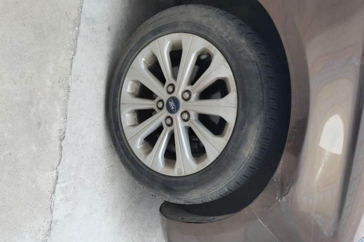 Used Ford Escort 2015 1.5L Automatic Fashion Model Right Front Wheel Hub