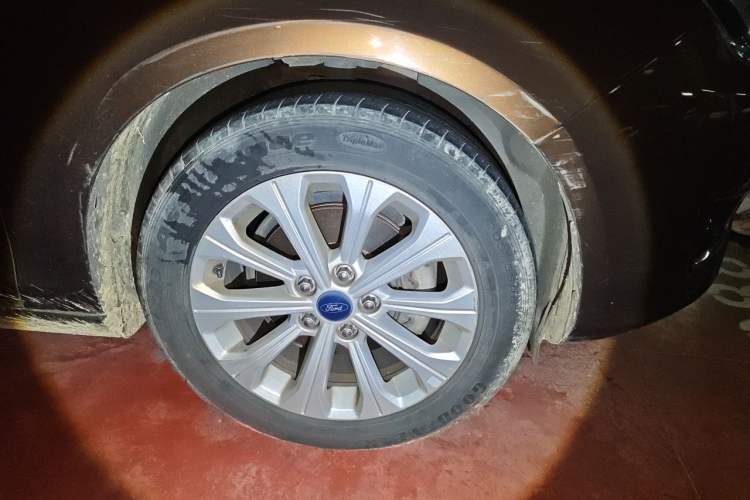 Used Ford Escort 2015 1.5L Automatic Fashion Model Right Front Wheel Hub