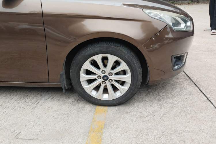 Used Ford Escort 2015 1.5L Manual Fashion Edition Right Front Wheel Hub