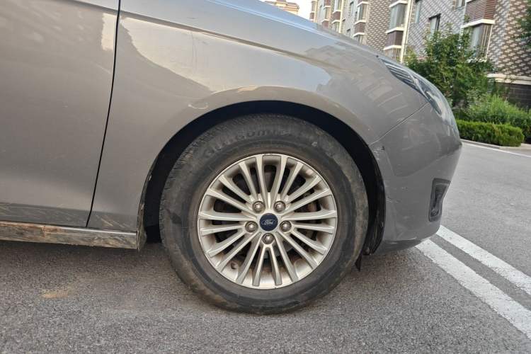 Used Ford Escort 2015 1.5L Manual Comfort Model Right Front Wheel Hub
