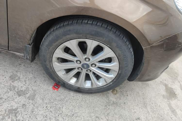 Used Ford Escort 2015 1.5L Automatic Fashion Model Right Front Wheel Hub