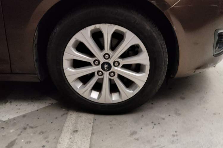 Used Ford Escort 2015 1.5L Automatic Fashion Model Right Front Wheel Hub