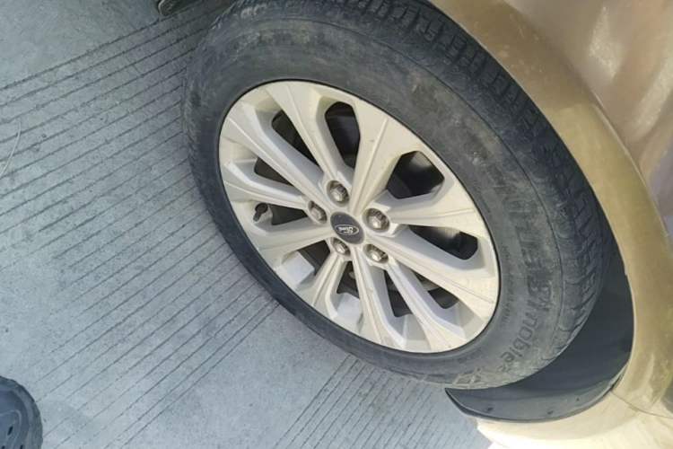 Used Ford Escort 2015 1.5L Automatic Fashion Model Right Front Wheel Hub
