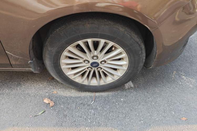 Used Ford Escort 2015 1.5L Automatic Comfort Edition Right Front Wheel Hub