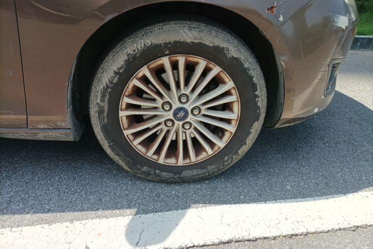 Used Ford Escort 2015 1.5L Automatic Comfort Edition Right Front Wheel Hub