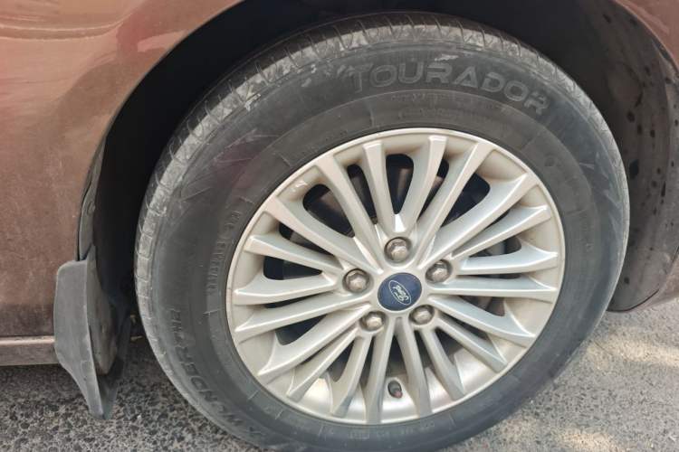 Used Ford Escort 2015 1.5L Automatic Comfort Edition Right Front Wheel Hub