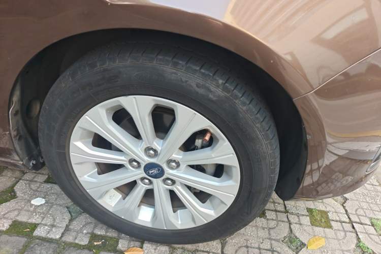 Used Ford Escort 2015 1.5L Automatic Fashion Model Right Front Wheel Hub