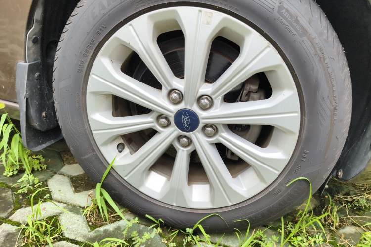 Used Ford Escort 2015 1.5L Automatic Fashion Model Right Front Wheel Hub