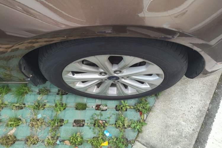 Used Ford Escort 2015 1.5L Manual Fashion Edition Right Front Wheel Hub