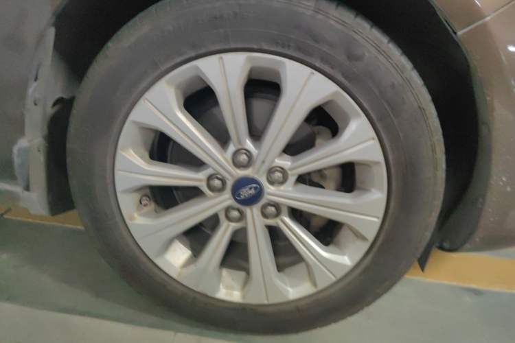 Used Ford Escort 2015 1.5L Automatic Fashion Model Right Front Wheel Hub