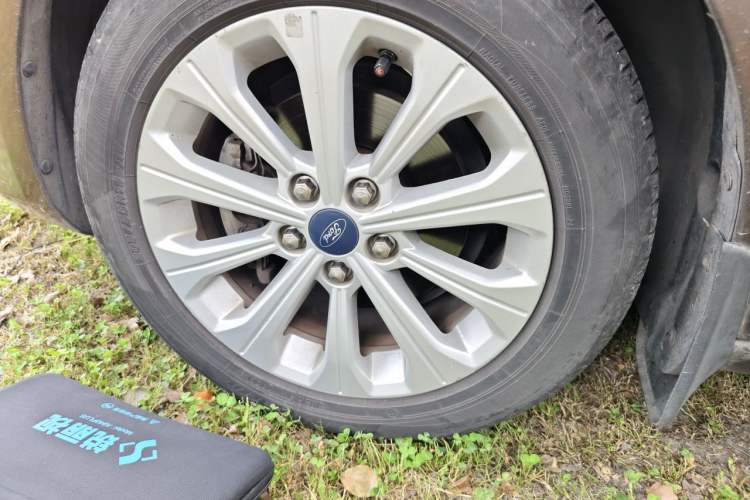 Used Ford Escort 2015 1.5L Automatic Fashion Model Right Front Wheel Hub