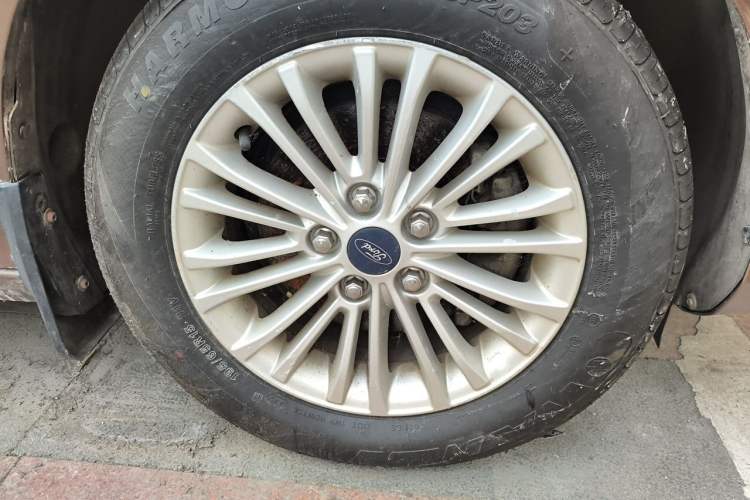 Used Ford Escort 2015 1.5L Automatic Comfort Edition Right Front Wheel Hub