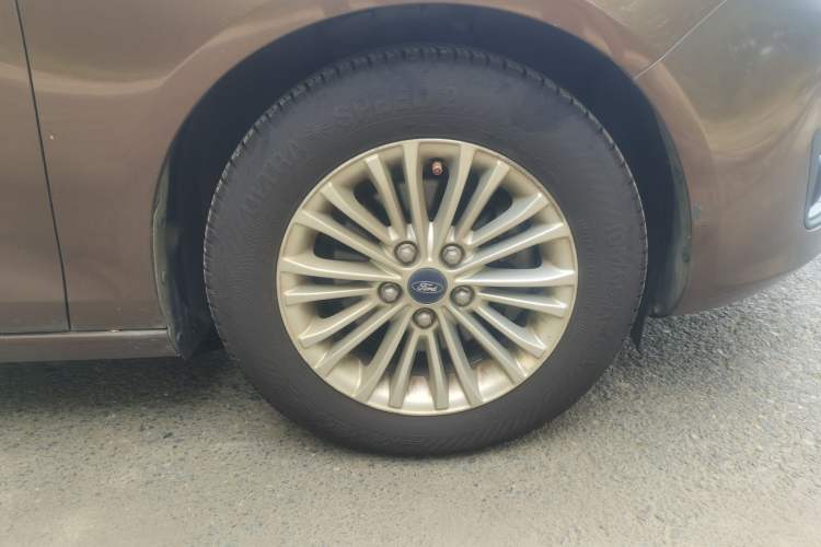 Used Ford Escort 2015 1.5L Manual Comfort Model Right Front Wheel Hub