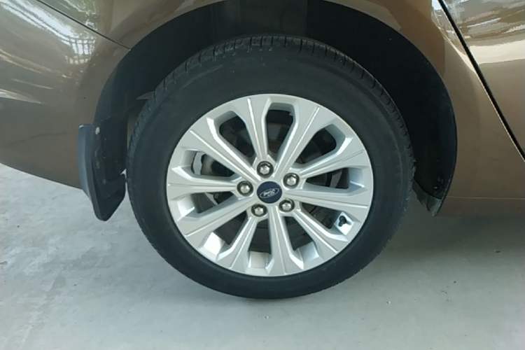 Used Ford Escort 2015 1.5L Automatic Fashion Model Right Rear Wheel Hub