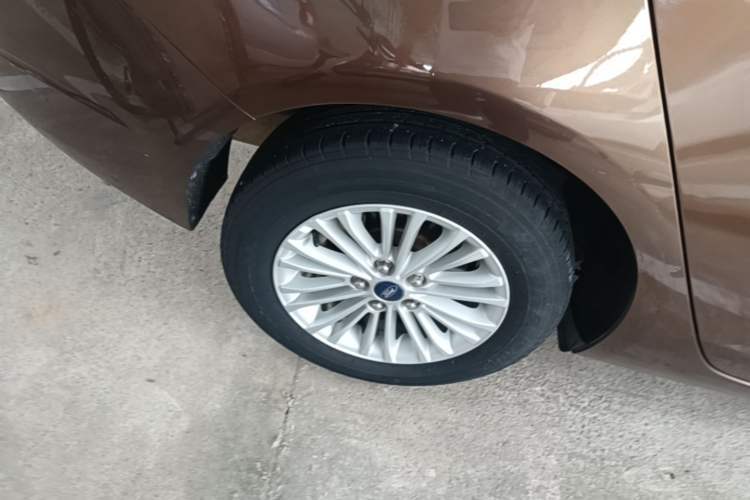 Used Ford Escort 2015 1.5L Automatic Comfort Edition Right Rear Wheel Hub