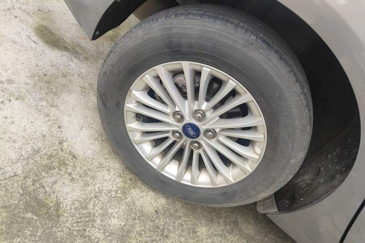Used Ford Escort 2015 1.5L Automatic Comfort Edition Right Rear Wheel Hub