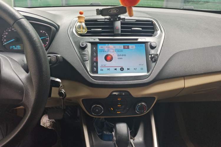 Used Ford Escort 2015 1.5L Automatic Comfort Edition Audio And AC Panel