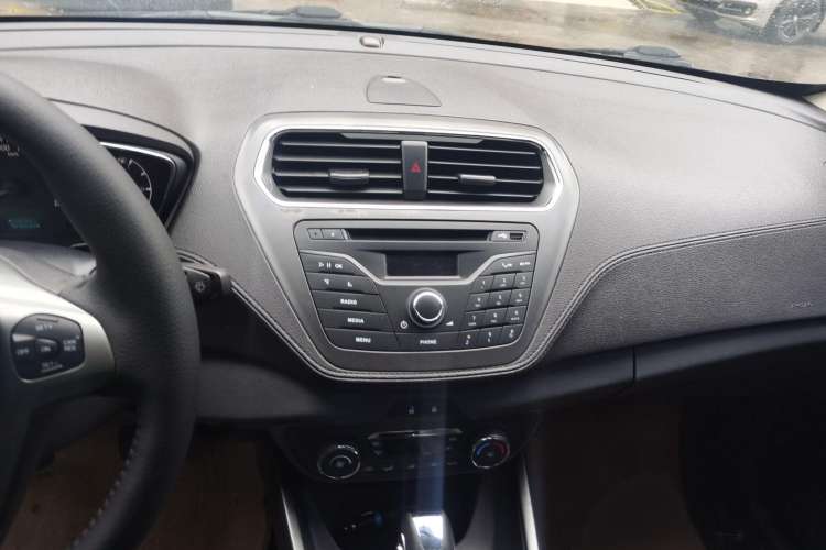 Used Ford Escort 2015 1.5L Automatic Fashion Model Audio And AC Panel