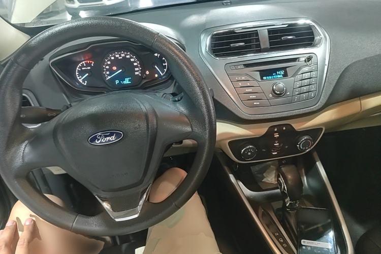 Used Ford Escort 2015 1.5L Automatic Comfort Edition Center Console