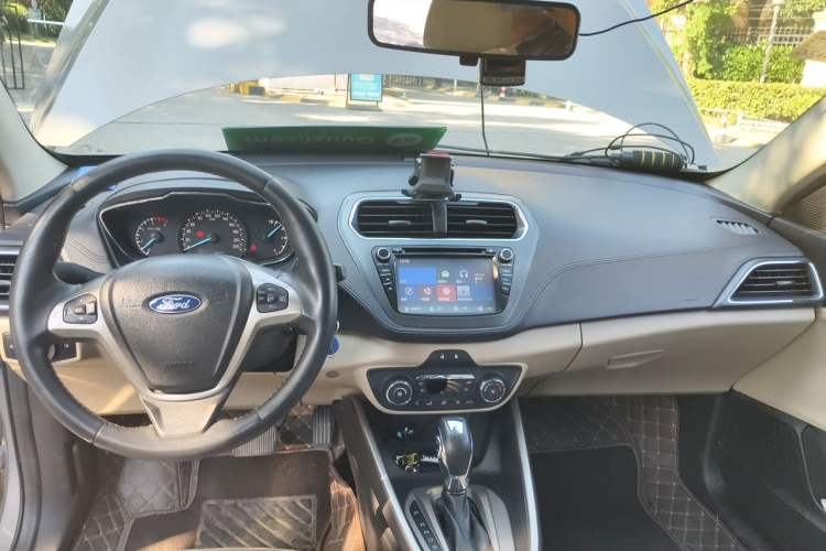 Used Ford Escort 2015 1.5L Automatic Fashion Model Center Console