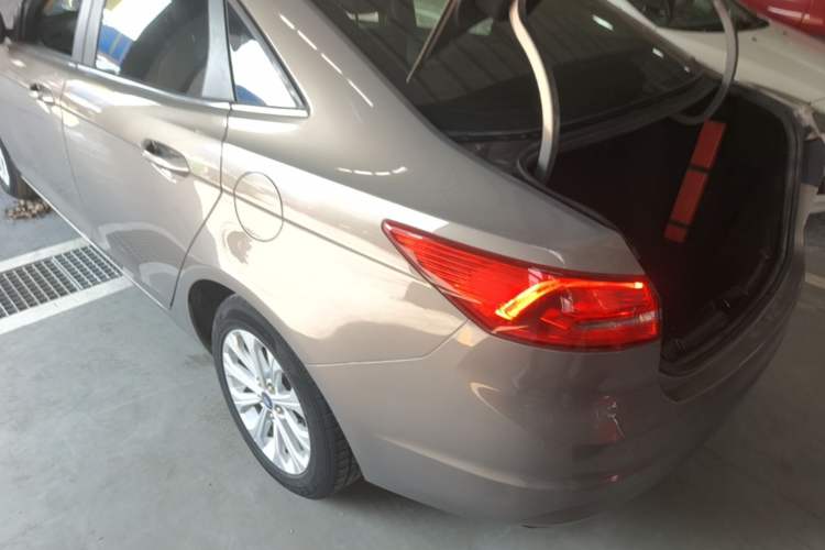 Used Ford Escort 2015 1.5L Automatic Fashion Model Exterior 2