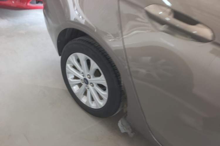 Used Ford Escort 2015 1.5L Automatic Fashion Model Exterior 5