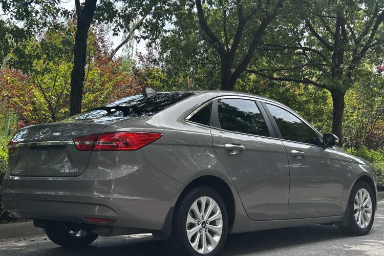 Used Ford Escort 2015 1.5L Automatic Comfort Edition Exterior 5