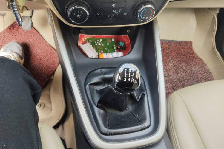 Used Ford Escort 2015 1.5L Manual Comfort Model Gear Lever