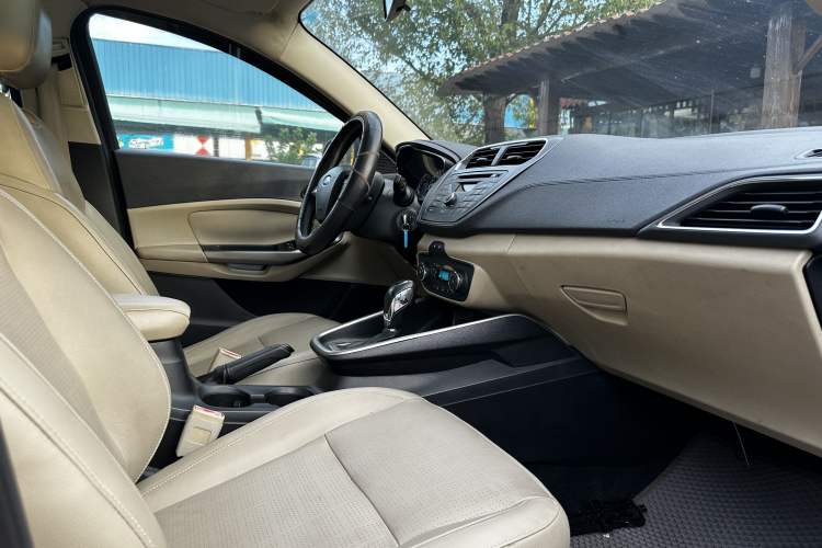 Used Ford Escort 2015 1.5L Automatic Fashion Model Interior 6