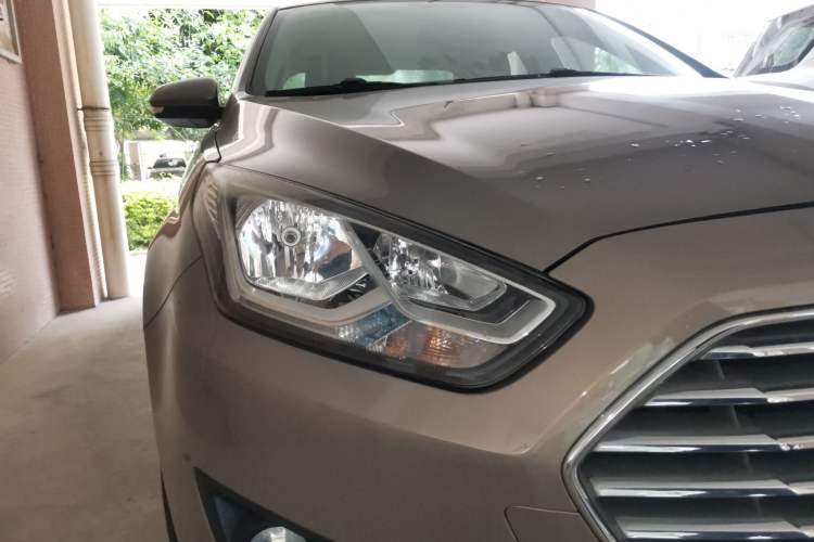 Used Ford Escort 2015 1.5L Automatic Comfort Edition Right Front Headlight
