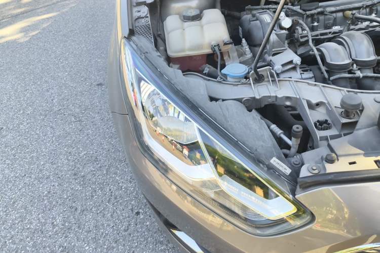 Used Ford Escort 2015 1.5L Automatic Fashion Model Right Front Headlight