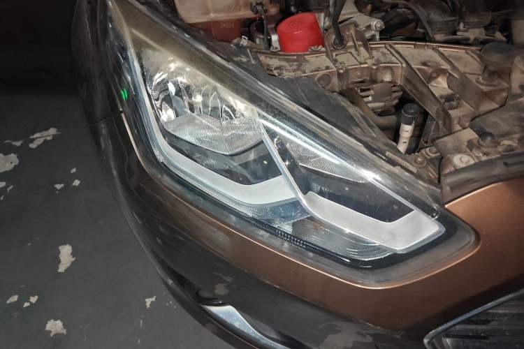 Used Ford Escort 2015 1.5L Automatic Fashion Model Right Front Headlight