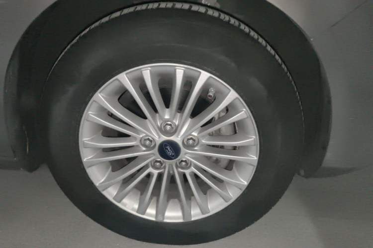 Used Ford Escort 2015 1.5L Automatic Comfort Edition Right Front Wheel Hub