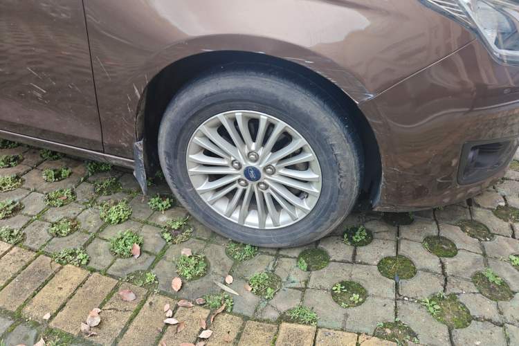 Used Ford Escort 2015 1.5L Manual Comfort Model Right Front Wheel Hub