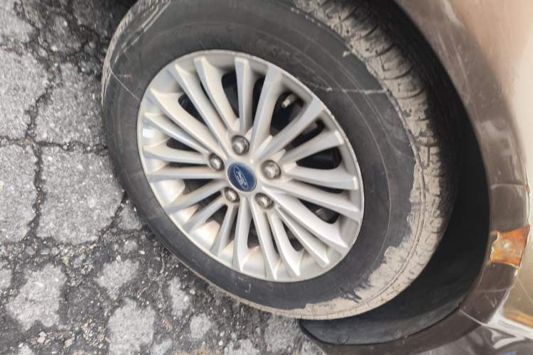 Used Ford Escort 2015 1.5L Manual Comfort Model Right Front Wheel Hub